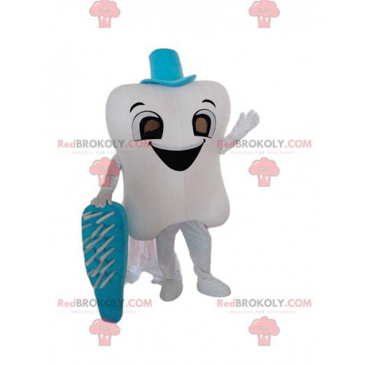 Reusachtige witte tand mascotte met een blauwe tandenborstel -