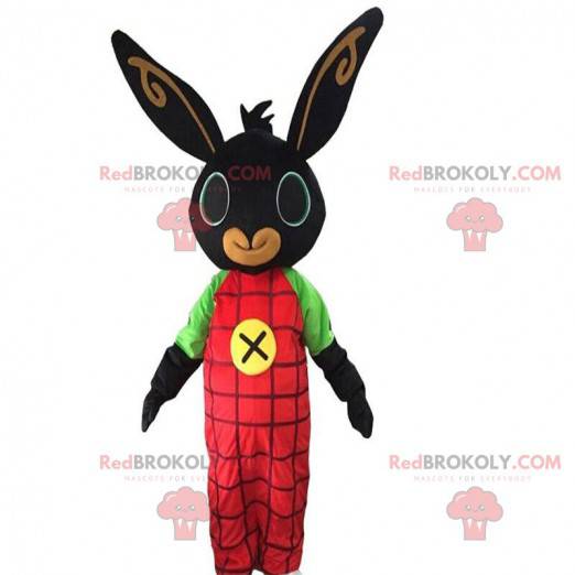 Mascote coelho preto com macacão vermelho, fantasia de pelúcia