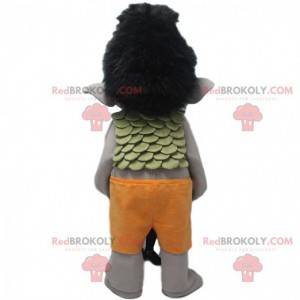 Mascota troll gris con pelo negro y pantalones cortos naranjas