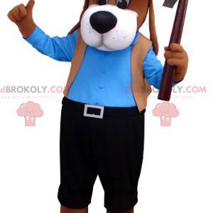 Brązowy pies maskotka w niebieskim i czarnym stroju -