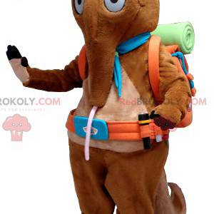 Mascote tamanduá-bandeira com uma bolsa de caminhada -
