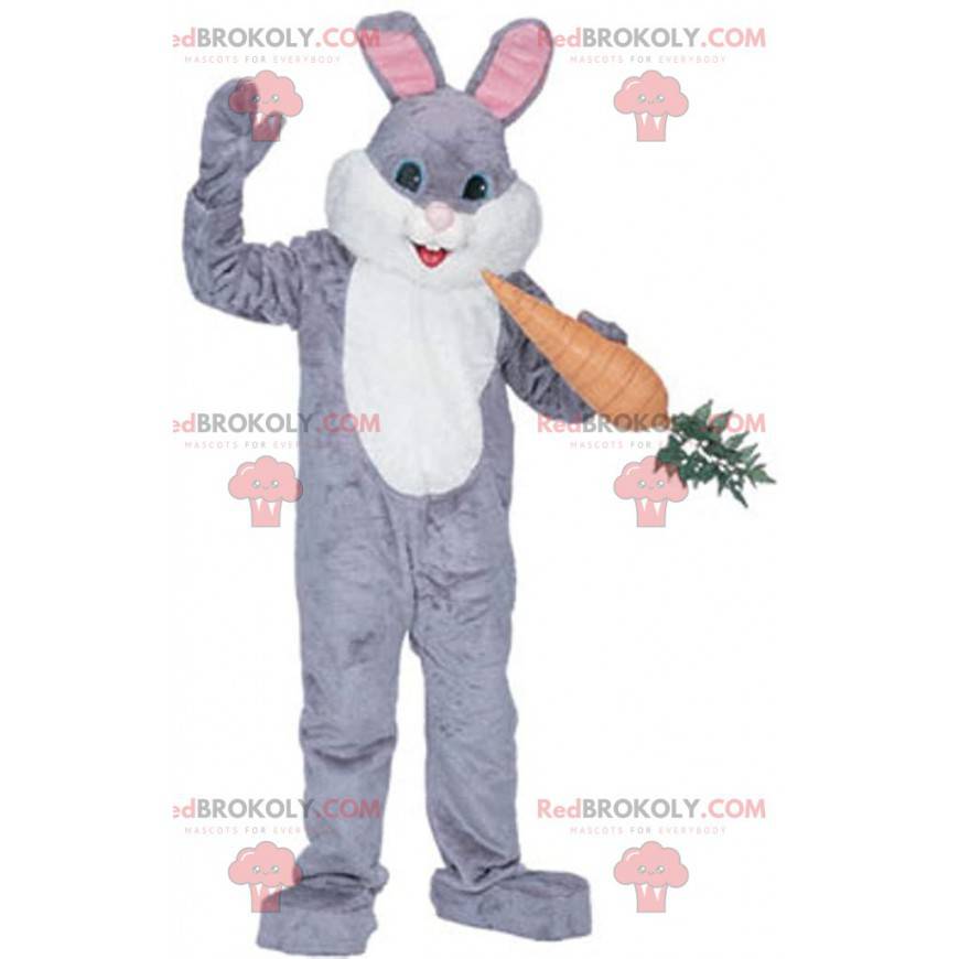 Mascote coelho cinza e branco com uma cenoura gigante -