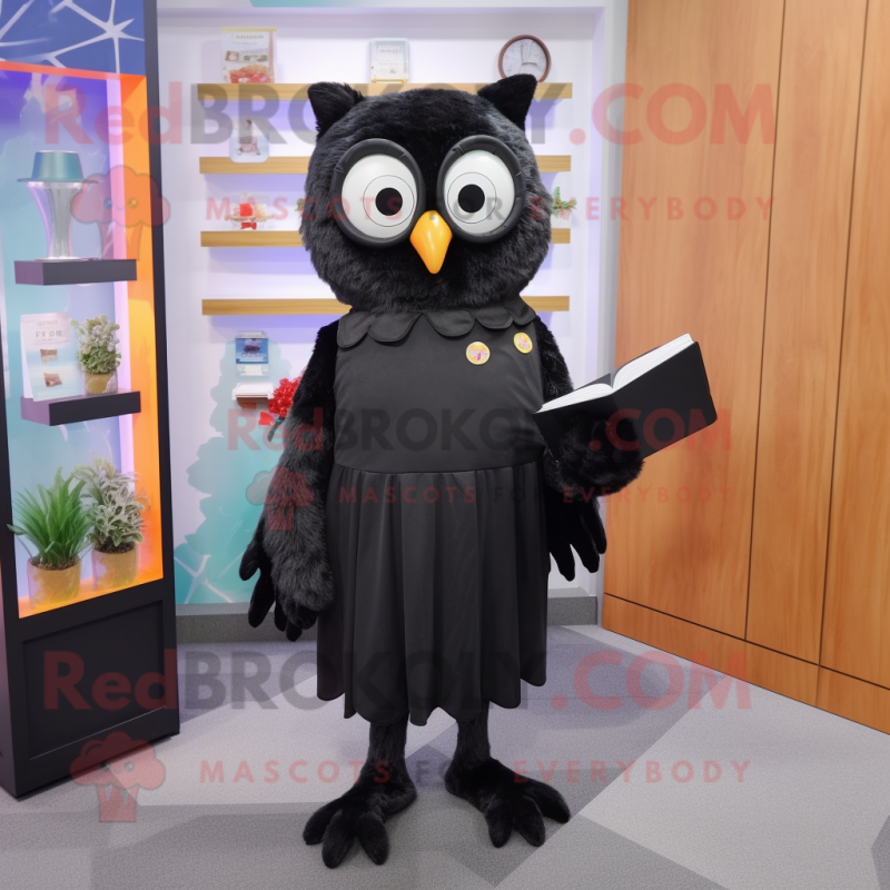 Personaggio del costume della mascotte del gufo nero vestito con
