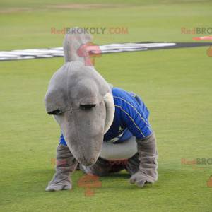 Mascota de tiburón gris y blanco en ropa deportiva -