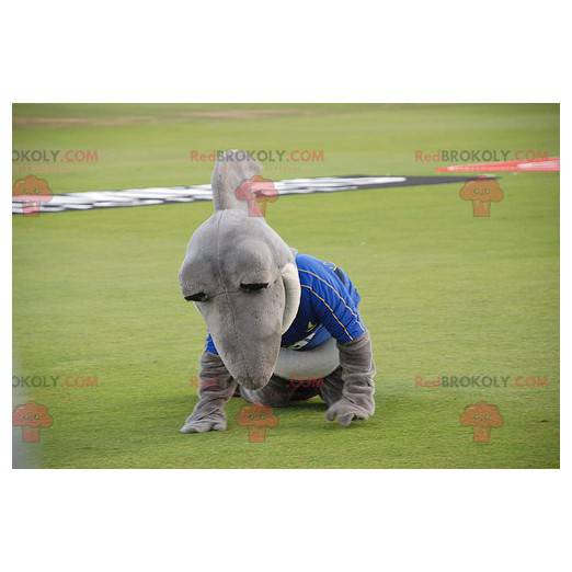 Mascotte de requin gris et blanc en tenue de sport -