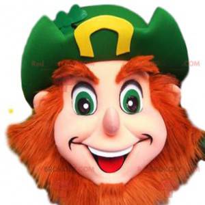 Bearded munter leprechaun maskot med sin grønne hat -