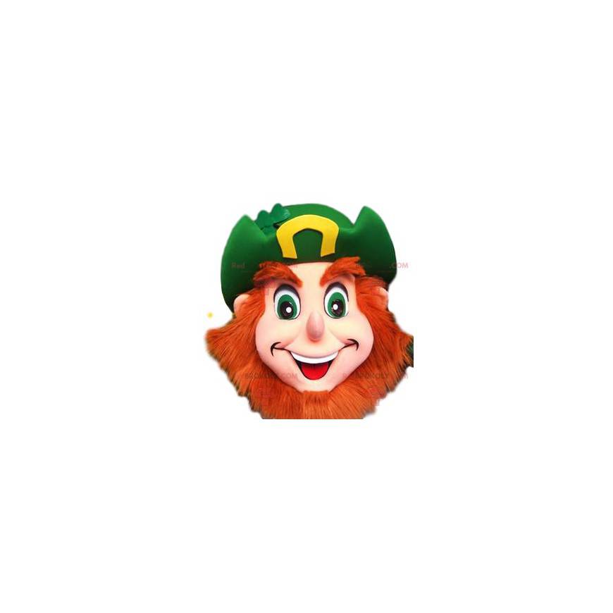 Bearded munter leprechaun maskot med sin grønne hat -