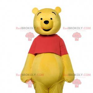 La mascotte di Winnie the Pooh e la sua maglietta rossa -