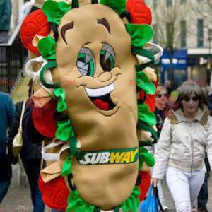 Gigantisk og smilende sandwichmaskott - Subway maskot -