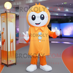 Postava maskota s oranžovou...