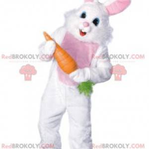 Mascote do coelho branco alegre carregando uma grande cenoura -
