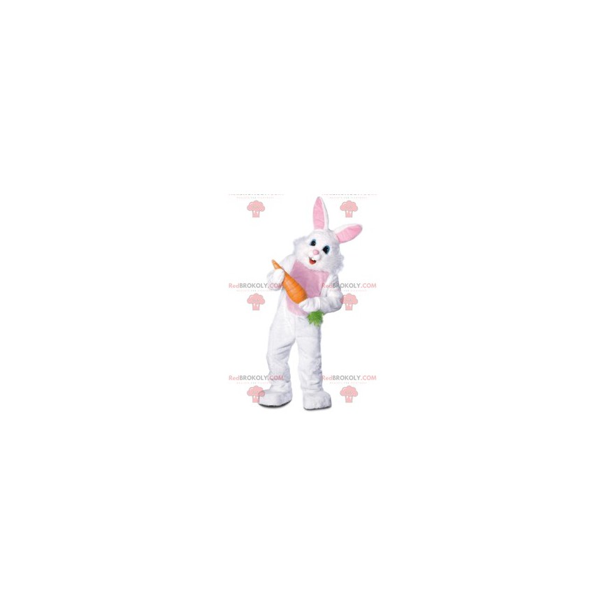 Mascota de conejo blanco alegre que lleva una zanahoria grande