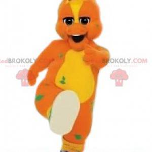 Mascot pato naranja y amarillo y su par de baloncesto verde -