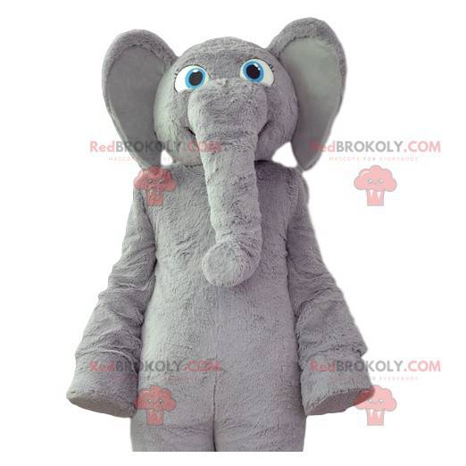 Mascote elefante cinzento com um casaco macio e um grande