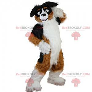 Mascotte de grand chien marron et blanc très joyeux -