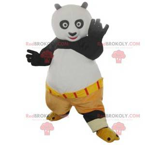 Mascota de Po, personaje de Kung Fu Panda con pantalones cortos