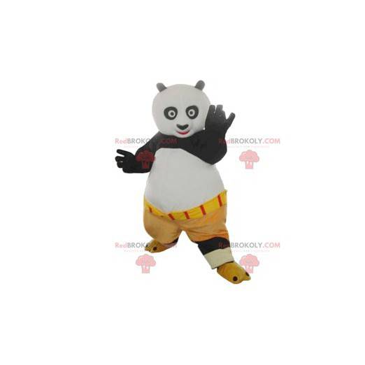 Mascote Po, personagem do Kung Fu Panda com shorts bege -