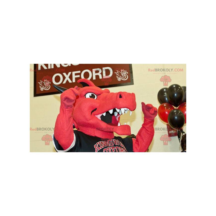 Mascota dragón rojo y negro en ropa deportiva - Redbrokoly.com