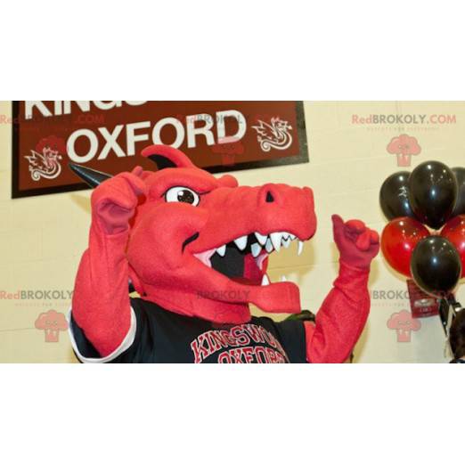 Mascote dragão vermelho e preto em roupas esportivas -