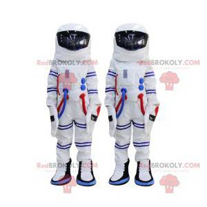 Astronaut maskot duo og deres hvite blå stripete jumpsuit -