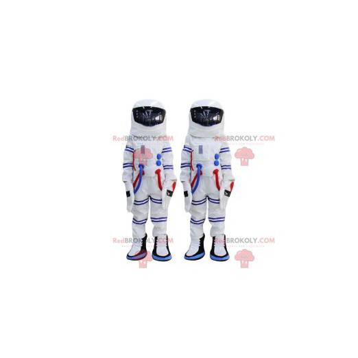 Dvojice maskotů astronautů a jejich bíle modré pruhované