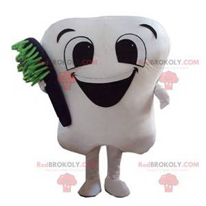 Ładny biały ząb maskotka z jego czarną szczoteczką do zębów -