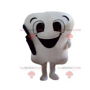 Roztomilý bílý zub maskot s jeho černý kartáček na zuby -