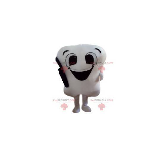 Mascote de dente branco fofo com sua escova de dente preta -