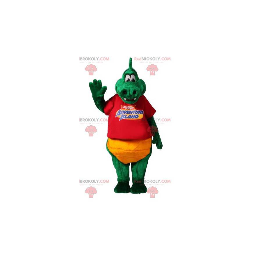 Mascota dinosaurio verde con su camiseta roja y pantalones