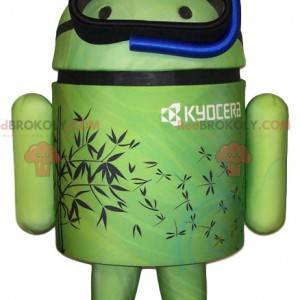 Maskotka zielony android ze swoją niebieską tubą -