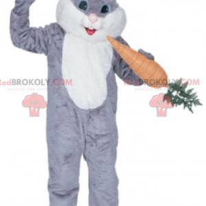 Mascotte coniglio grigio e bianco con una carota gourmet -