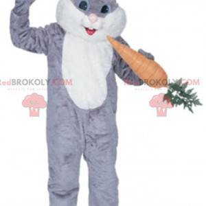 Mascotte de lapin gris et blanc avec une carotte gourmande -