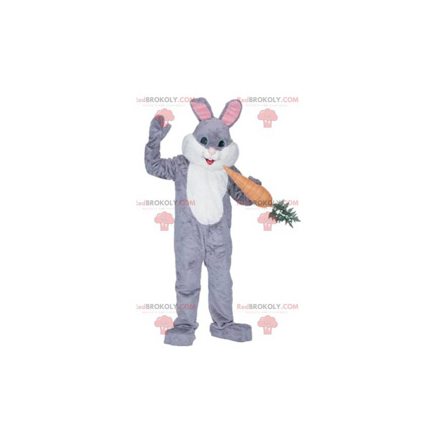 Mascote coelho cinza e branco com cenoura gourmet -