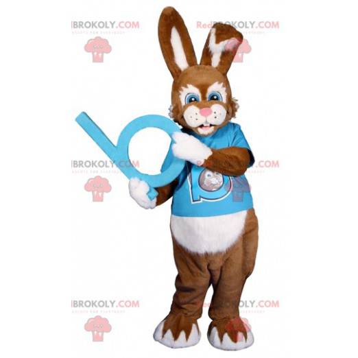 Mascotte coniglio marrone con la sua maglia blu per sostenere -