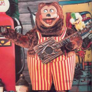 Duży niedźwiedź brunatny maskotka z czerwono-żółtym