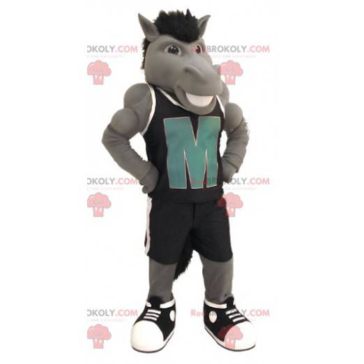 Graues Pferdemaskottchen mit schwarzer Sportbekleidung -