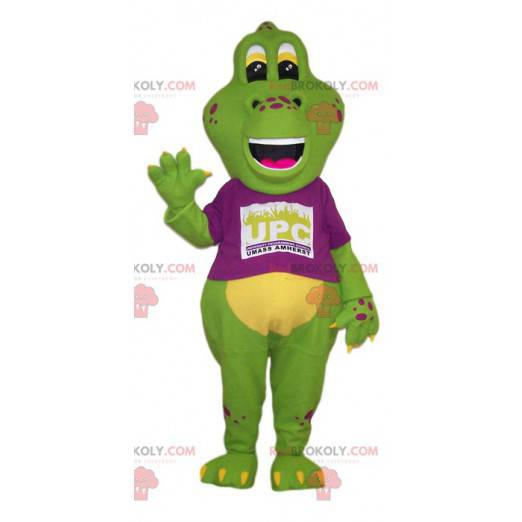 Mascota de lagarto verde grande con una camiseta fucsia -
