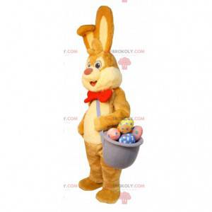 Mascota del conejito de Pascua con una canasta de huevos de