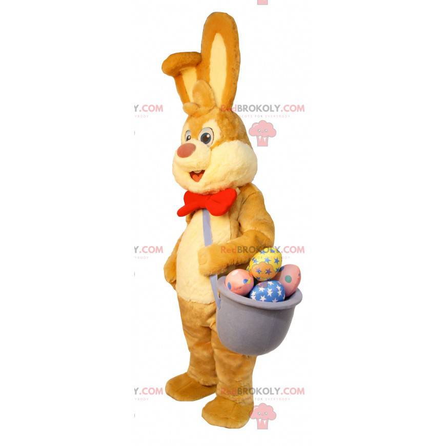 Mascote coelhinho da Páscoa com uma cesta de ovos de chocolate