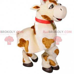 Vaca mascote branca e marrom com um laço vermelho -