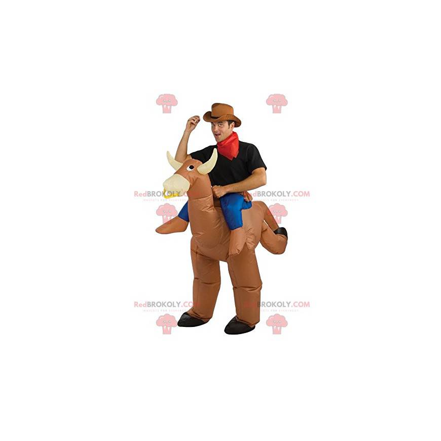 Mascote bege da vaca do rodeio com seu cavaleiro -