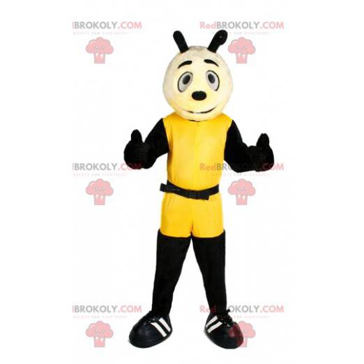 Mascote de cachorro pequeno em roupa esportiva amarela -