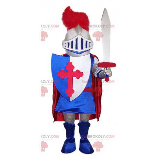 Mascote do cavaleiro com seu escudo. Traje de cavaleiro -