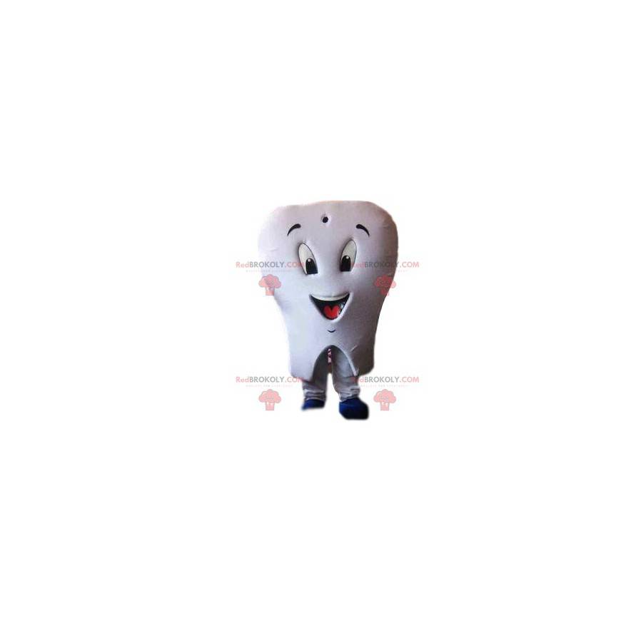 Mascote de dente branco com uma escova de dentes -