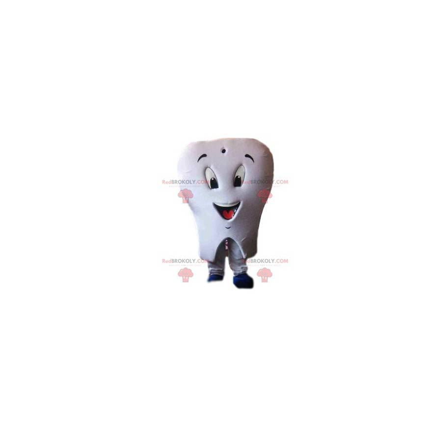 Mascotte dente bianco con uno spazzolino da denti -