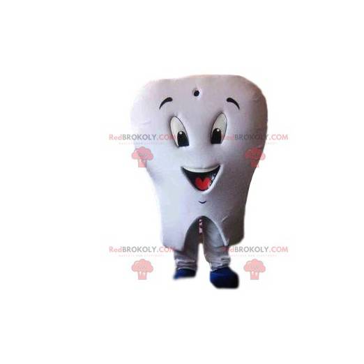 Mascota de diente blanco con un cepillo de dientes -