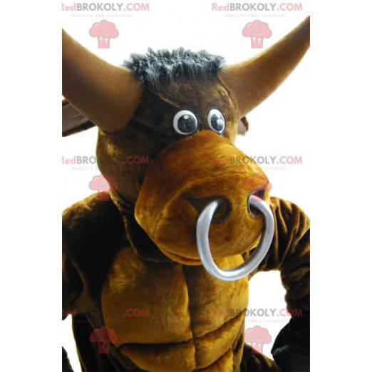 Mascote do touro com um grande anel no focinho - Redbrokoly.com