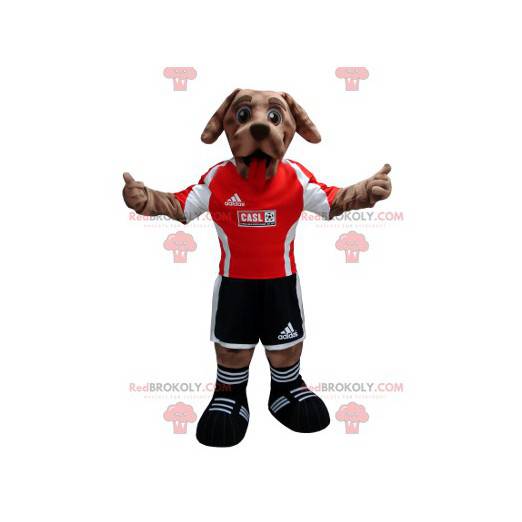 Brun hundemaskot i svart og rødt fotballspillerantrekk -