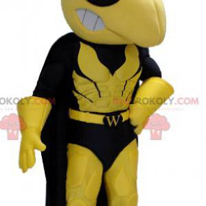 Żółto-czarna maskotka osa w stroju superbohatera