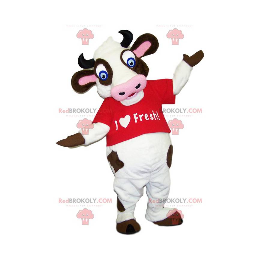 Mascote vaca muito engraçado com uma camiseta vermelha. -